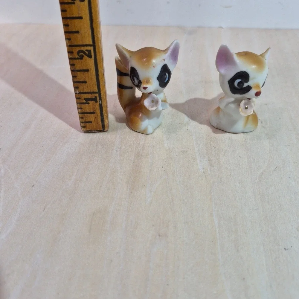 Vintage Ceramic Raccoon Salt and Pepper Shakers‎ Anthropomorphic Animal Set 2